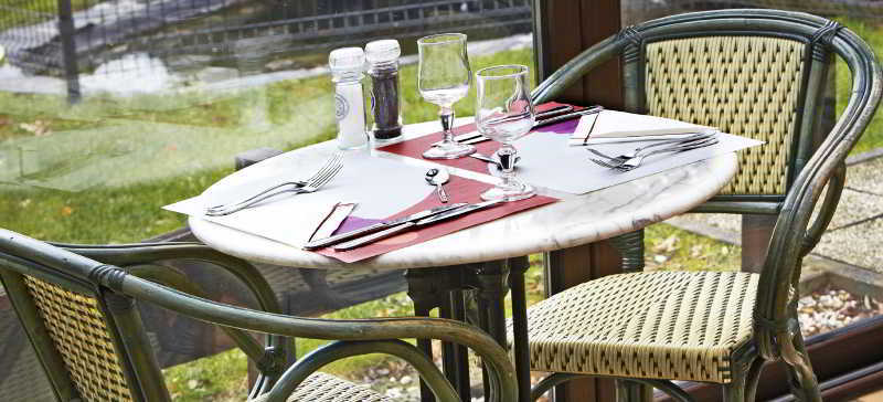 Campanile & Restaurant / Luik